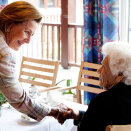 King Harald and Queen Sonja visit Etnedalsheimen Nursing Home. Here, The Queen meets Marte Evensen (Photo: Kyrre Lien / Scanpix)